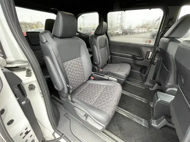 トヨタ ヴォクシー S－Z 道央・札幌 2023(令5)年 6.3万km ホワイトパールクリスタルシャイン ４WD/寒冷地仕様/純正ディスプレイオーディオ（ナビ付）/AM/FM/BT/トヨタセーフティセンス/プリクラッシュセーフティ/横滑り防止装置/レーダークルーズコントロール/レーンキープアシスト/クリアランスソナー/ブラインドスポットモニター/パーキングアシスト/PDA/RCTA/RCD/PKSB/SEA/RSA/AdvancedDrive/LCA/FCTA/パノラミックビューモニター/ビルトインETC/ドライブレコーダー/ECOMODE/ワイパーデアイサー/両側パワースライドドア/パワーバックドア/前席/２列目シートヒーター/ハーフレザーシート/革巻きステアリング/ステアリングリモコン/ハンドルヒーター/電動パーキング/ブレーキホールド/MTモード付AT/プッシュスタート/スマートキー/LEDヘッドライト/オートライト/オートハイビーム/電動格納ミラー/ウィンカーミラー/フロアマット/レンタカー登録