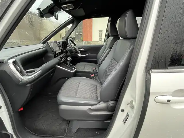 トヨタ ヴォクシー S－Z 道央・札幌 2023(令5)年 6.3万km ホワイトパールクリスタルシャイン ４WD/寒冷地仕様/純正ディスプレイオーディオ（ナビ付）/AM/FM/BT/トヨタセーフティセンス/プリクラッシュセーフティ/横滑り防止装置/レーダークルーズコントロール/レーンキープアシスト/クリアランスソナー/ブラインドスポットモニター/パーキングアシスト/PDA/RCTA/RCD/PKSB/SEA/RSA/AdvancedDrive/LCA/FCTA/パノラミックビューモニター/ビルトインETC/ドライブレコーダー/ECOMODE/ワイパーデアイサー/両側パワースライドドア/パワーバックドア/前席/２列目シートヒーター/ハーフレザーシート/革巻きステアリング/ステアリングリモコン/ハンドルヒーター/電動パーキング/ブレーキホールド/MTモード付AT/プッシュスタート/スマートキー/LEDヘッドライト/オートライト/オートハイビーム/電動格納ミラー/ウィンカーミラー/フロアマット/レンタカー登録