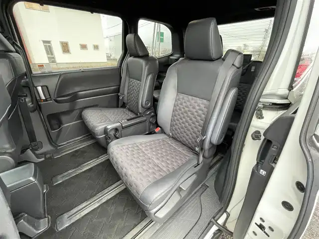 トヨタ ヴォクシー S－Z 道央・札幌 2023(令5)年 6.3万km ホワイトパールクリスタルシャイン ４WD/寒冷地仕様/純正ディスプレイオーディオ（ナビ付）/AM/FM/BT/トヨタセーフティセンス/プリクラッシュセーフティ/横滑り防止装置/レーダークルーズコントロール/レーンキープアシスト/クリアランスソナー/ブラインドスポットモニター/パーキングアシスト/PDA/RCTA/RCD/PKSB/SEA/RSA/AdvancedDrive/LCA/FCTA/パノラミックビューモニター/ビルトインETC/ドライブレコーダー/ECOMODE/ワイパーデアイサー/両側パワースライドドア/パワーバックドア/前席/２列目シートヒーター/ハーフレザーシート/革巻きステアリング/ステアリングリモコン/ハンドルヒーター/電動パーキング/ブレーキホールド/MTモード付AT/プッシュスタート/スマートキー/LEDヘッドライト/オートライト/オートハイビーム/電動格納ミラー/ウィンカーミラー/フロアマット/レンタカー登録