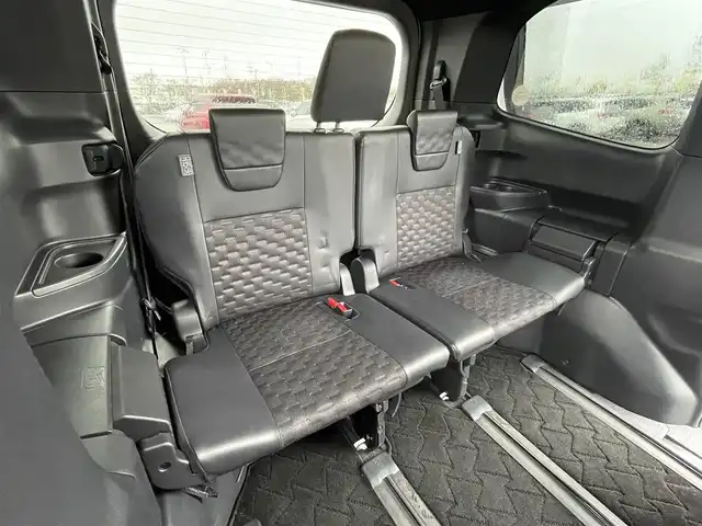 トヨタ ヴォクシー S－Z 道央・札幌 2023(令5)年 6.3万km ホワイトパールクリスタルシャイン ４WD/寒冷地仕様/純正ディスプレイオーディオ（ナビ付）/AM/FM/BT/トヨタセーフティセンス/プリクラッシュセーフティ/横滑り防止装置/レーダークルーズコントロール/レーンキープアシスト/クリアランスソナー/ブラインドスポットモニター/パーキングアシスト/PDA/RCTA/RCD/PKSB/SEA/RSA/AdvancedDrive/LCA/FCTA/パノラミックビューモニター/ビルトインETC/ドライブレコーダー/ECOMODE/ワイパーデアイサー/両側パワースライドドア/パワーバックドア/前席/２列目シートヒーター/ハーフレザーシート/革巻きステアリング/ステアリングリモコン/ハンドルヒーター/電動パーキング/ブレーキホールド/MTモード付AT/プッシュスタート/スマートキー/LEDヘッドライト/オートライト/オートハイビーム/電動格納ミラー/ウィンカーミラー/フロアマット/レンタカー登録