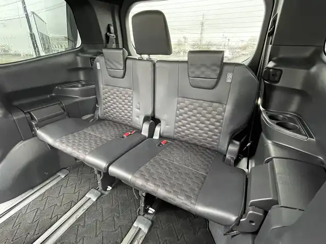 トヨタ ヴォクシー S－Z 道央・札幌 2023(令5)年 6.3万km ホワイトパールクリスタルシャイン ４WD/寒冷地仕様/純正ディスプレイオーディオ（ナビ付）/AM/FM/BT/トヨタセーフティセンス/プリクラッシュセーフティ/横滑り防止装置/レーダークルーズコントロール/レーンキープアシスト/クリアランスソナー/ブラインドスポットモニター/パーキングアシスト/PDA/RCTA/RCD/PKSB/SEA/RSA/AdvancedDrive/LCA/FCTA/パノラミックビューモニター/ビルトインETC/ドライブレコーダー/ECOMODE/ワイパーデアイサー/両側パワースライドドア/パワーバックドア/前席/２列目シートヒーター/ハーフレザーシート/革巻きステアリング/ステアリングリモコン/ハンドルヒーター/電動パーキング/ブレーキホールド/MTモード付AT/プッシュスタート/スマートキー/LEDヘッドライト/オートライト/オートハイビーム/電動格納ミラー/ウィンカーミラー/フロアマット/レンタカー登録