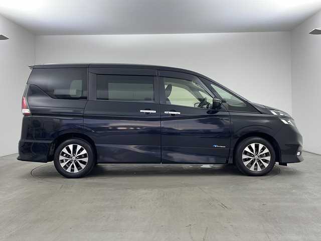 日産 セレナ ハイウェイスター 兵庫県 2017(平29)年 5.6万km ダイヤモンドブラック ・社外ナビ（MDV-D5048TW）/CD/DVD/SD/Bluetooth/TV/・バックカメラ/・両側パワースライドドア/・左側タッチフリースライドドア/・ドライブレコーダー/・インテリジェントキー/・プッシュスタート/・アイドリングストップ/・ＬＥＤヘッドライト/・クルーズコントロール/・エマージェンシーブレーキ/・レーンキープアシスト/・保証書/・取扱説明書