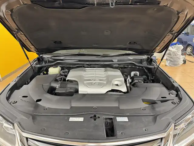 レクサス ＬＸ 570 群馬県 2016(平28)年 6.9万km ブラック Lexus Safety System +/プリクラッシュセーフティシステム/車線逸脱警報機能/アダプティブハイビームシステム/レーダークルーズコントロール/ブラインドスポットモニター/マルチテレインモニター/ヘッドアップディスプレイ/コーナーセンサー/純正ナビ/　フルセグ/BT/CD/DVD/Blu-ray/リヤシートエンターテインメントシステム/マークレビンソンプレミアムサウンドシステム/白レザーシート/サンルーフ/4WD/シートベンチレーション/ステアリングヒーター/クーラーボックス/パワーシート/LEDヘッドライト/電動リアゲート/シーケンシャルウィンカー/純正21インチAW/純正フロアマット/ビルトインETC2.0/ドライブレコーダー/ステアリングスイッチ