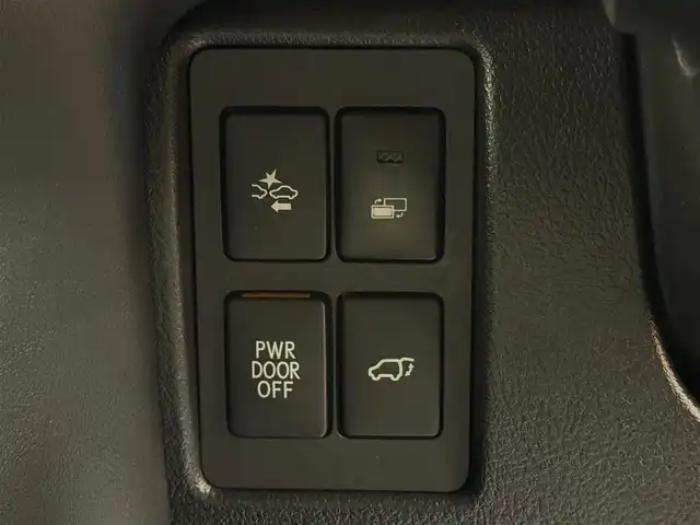 レクサス ＬＸ 570 群馬県 2016(平28)年 6.9万km ブラック Lexus Safety System +/プリクラッシュセーフティシステム/車線逸脱警報機能/アダプティブハイビームシステム/レーダークルーズコントロール/ブラインドスポットモニター/マルチテレインモニター/ヘッドアップディスプレイ/コーナーセンサー/純正ナビ/　フルセグ/BT/CD/DVD/Blu-ray/リヤシートエンターテインメントシステム/マークレビンソンプレミアムサウンドシステム/白レザーシート/サンルーフ/4WD/シートベンチレーション/ステアリングヒーター/クーラーボックス/パワーシート/LEDヘッドライト/電動リアゲート/シーケンシャルウィンカー/純正21インチAW/純正フロアマット/ビルトインETC2.0/ドライブレコーダー/ステアリングスイッチ