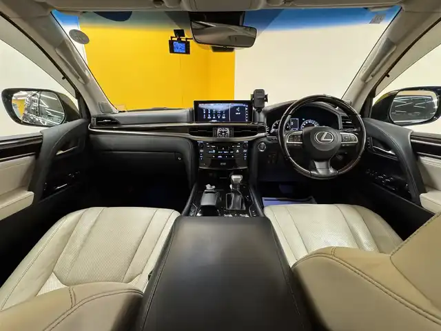 レクサス ＬＸ 570 群馬県 2016(平28)年 6.9万km ブラック Lexus Safety System +/プリクラッシュセーフティシステム/車線逸脱警報機能/アダプティブハイビームシステム/レーダークルーズコントロール/ブラインドスポットモニター/マルチテレインモニター/ヘッドアップディスプレイ/コーナーセンサー/純正ナビ/　フルセグ/BT/CD/DVD/Blu-ray/リヤシートエンターテインメントシステム/マークレビンソンプレミアムサウンドシステム/白レザーシート/サンルーフ/4WD/シートベンチレーション/ステアリングヒーター/クーラーボックス/パワーシート/LEDヘッドライト/電動リアゲート/シーケンシャルウィンカー/純正21インチAW/純正フロアマット/ビルトインETC2.0/ドライブレコーダー/ステアリングスイッチ
