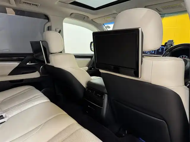 レクサス ＬＸ 570 群馬県 2016(平28)年 6.9万km ブラック Lexus Safety System +/プリクラッシュセーフティシステム/車線逸脱警報機能/アダプティブハイビームシステム/レーダークルーズコントロール/ブラインドスポットモニター/マルチテレインモニター/ヘッドアップディスプレイ/コーナーセンサー/純正ナビ/　フルセグ/BT/CD/DVD/Blu-ray/リヤシートエンターテインメントシステム/マークレビンソンプレミアムサウンドシステム/白レザーシート/サンルーフ/4WD/シートベンチレーション/ステアリングヒーター/クーラーボックス/パワーシート/LEDヘッドライト/電動リアゲート/シーケンシャルウィンカー/純正21インチAW/純正フロアマット/ビルトインETC2.0/ドライブレコーダー/ステアリングスイッチ