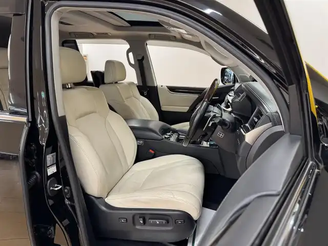レクサス ＬＸ 570 群馬県 2016(平28)年 6.9万km ブラック Lexus Safety System +/プリクラッシュセーフティシステム/車線逸脱警報機能/アダプティブハイビームシステム/レーダークルーズコントロール/ブラインドスポットモニター/マルチテレインモニター/ヘッドアップディスプレイ/コーナーセンサー/純正ナビ/　フルセグ/BT/CD/DVD/Blu-ray/リヤシートエンターテインメントシステム/マークレビンソンプレミアムサウンドシステム/白レザーシート/サンルーフ/4WD/シートベンチレーション/ステアリングヒーター/クーラーボックス/パワーシート/LEDヘッドライト/電動リアゲート/シーケンシャルウィンカー/純正21インチAW/純正フロアマット/ビルトインETC2.0/ドライブレコーダー/ステアリングスイッチ