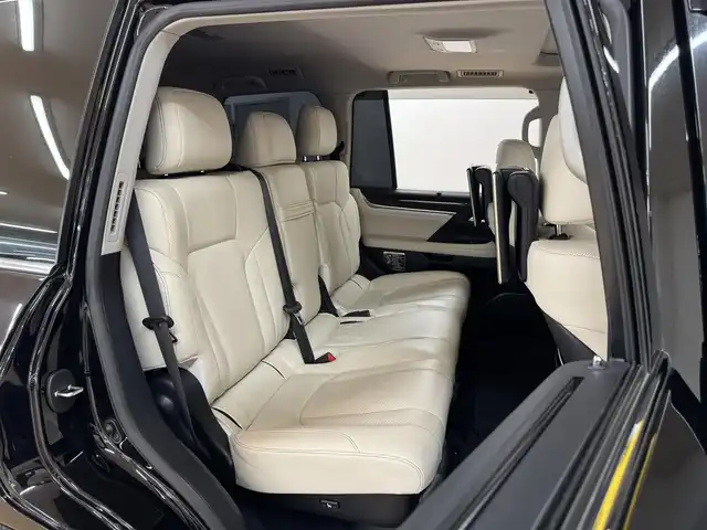 レクサス ＬＸ 570 群馬県 2016(平28)年 6.9万km ブラック Lexus Safety System +/プリクラッシュセーフティシステム/車線逸脱警報機能/アダプティブハイビームシステム/レーダークルーズコントロール/ブラインドスポットモニター/マルチテレインモニター/ヘッドアップディスプレイ/コーナーセンサー/純正ナビ/　フルセグ/BT/CD/DVD/Blu-ray/リヤシートエンターテインメントシステム/マークレビンソンプレミアムサウンドシステム/白レザーシート/サンルーフ/4WD/シートベンチレーション/ステアリングヒーター/クーラーボックス/パワーシート/LEDヘッドライト/電動リアゲート/シーケンシャルウィンカー/純正21インチAW/純正フロアマット/ビルトインETC2.0/ドライブレコーダー/ステアリングスイッチ