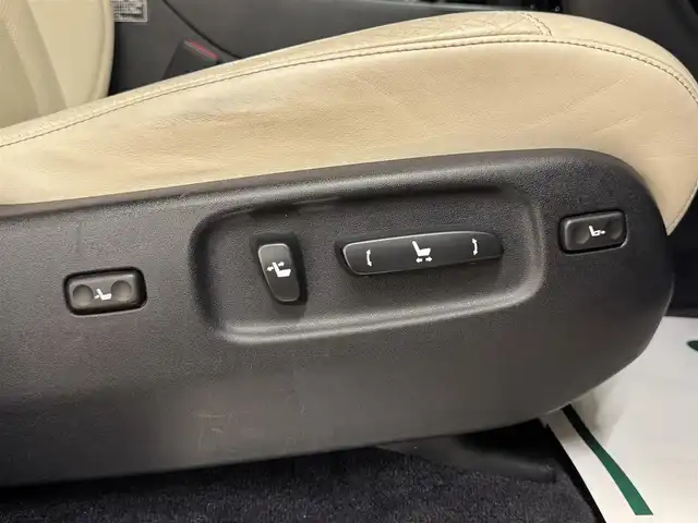 レクサス ＬＸ 570 群馬県 2016(平28)年 6.9万km ブラック Lexus Safety System +/プリクラッシュセーフティシステム/車線逸脱警報機能/アダプティブハイビームシステム/レーダークルーズコントロール/ブラインドスポットモニター/マルチテレインモニター/ヘッドアップディスプレイ/コーナーセンサー/純正ナビ/　フルセグ/BT/CD/DVD/Blu-ray/リヤシートエンターテインメントシステム/マークレビンソンプレミアムサウンドシステム/白レザーシート/サンルーフ/4WD/シートベンチレーション/ステアリングヒーター/クーラーボックス/パワーシート/LEDヘッドライト/電動リアゲート/シーケンシャルウィンカー/純正21インチAW/純正フロアマット/ビルトインETC2.0/ドライブレコーダー/ステアリングスイッチ