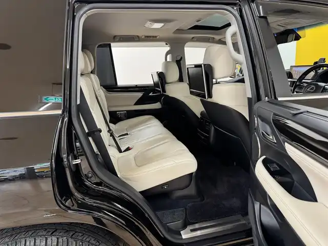 レクサス ＬＸ 570 群馬県 2016(平28)年 6.9万km ブラック Lexus Safety System +/プリクラッシュセーフティシステム/車線逸脱警報機能/アダプティブハイビームシステム/レーダークルーズコントロール/ブラインドスポットモニター/マルチテレインモニター/ヘッドアップディスプレイ/コーナーセンサー/純正ナビ/　フルセグ/BT/CD/DVD/Blu-ray/リヤシートエンターテインメントシステム/マークレビンソンプレミアムサウンドシステム/白レザーシート/サンルーフ/4WD/シートベンチレーション/ステアリングヒーター/クーラーボックス/パワーシート/LEDヘッドライト/電動リアゲート/シーケンシャルウィンカー/純正21インチAW/純正フロアマット/ビルトインETC2.0/ドライブレコーダー/ステアリングスイッチ