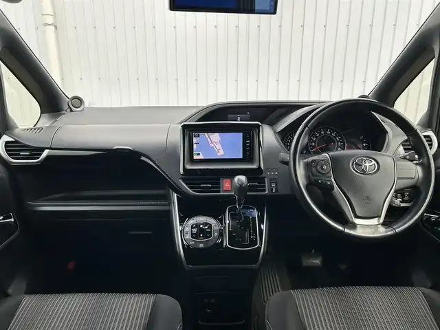 トヨタ ヴォクシー ZS 熊本県 2017(平29)年 6.3万km イナズマスパーキングブラックガラスフレーク 社外SDナビ（CN-R500WD)/AM/FM/CD/DVD/BT/SD/ipod/フリップダウンモニター（ALPINE)/バックカメラ/フルセグTV/ETC/ABS/横滑り防止装置/トヨタセーフティセンス/レーンディパーチャーアラート/プリクラッシュセーフティ/オートハイビーム/先行車発進お知らせ機能/両側パワースライドドア/布シート/2，3列目皮調シートカバー/3列シート/フルエアロ（モデリスタ）/LEDヘッドライト/オートライト/フォグランプ/プッシュスタート/スマートキー/純正革巻きステアリング/ステアリングスイッチ/電動格納ミラー/ウィンカーミラー