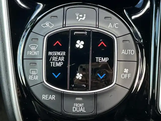 トヨタ ヴォクシー ZS 熊本県 2017(平29)年 6.3万km イナズマスパーキングブラックガラスフレーク 社外SDナビ（CN-R500WD)/AM/FM/CD/DVD/BT/SD/ipod/フリップダウンモニター（ALPINE)/バックカメラ/フルセグTV/ETC/ABS/横滑り防止装置/トヨタセーフティセンス/レーンディパーチャーアラート/プリクラッシュセーフティ/オートハイビーム/先行車発進お知らせ機能/両側パワースライドドア/布シート/2，3列目皮調シートカバー/3列シート/フルエアロ（モデリスタ）/LEDヘッドライト/オートライト/フォグランプ/プッシュスタート/スマートキー/純正革巻きステアリング/ステアリングスイッチ/電動格納ミラー/ウィンカーミラー