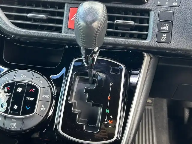 トヨタ ヴォクシー ZS 熊本県 2017(平29)年 6.3万km イナズマスパーキングブラックガラスフレーク 社外SDナビ（CN-R500WD)/AM/FM/CD/DVD/BT/SD/ipod/フリップダウンモニター（ALPINE)/バックカメラ/フルセグTV/ETC/ABS/横滑り防止装置/トヨタセーフティセンス/レーンディパーチャーアラート/プリクラッシュセーフティ/オートハイビーム/先行車発進お知らせ機能/両側パワースライドドア/布シート/2，3列目皮調シートカバー/3列シート/フルエアロ（モデリスタ）/LEDヘッドライト/オートライト/フォグランプ/プッシュスタート/スマートキー/純正革巻きステアリング/ステアリングスイッチ/電動格納ミラー/ウィンカーミラー