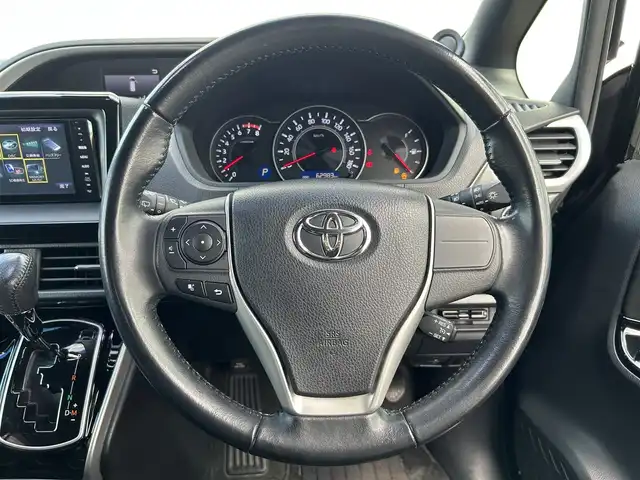 トヨタ ヴォクシー ZS 熊本県 2017(平29)年 6.3万km イナズマスパーキングブラックガラスフレーク 社外SDナビ（CN-R500WD)/AM/FM/CD/DVD/BT/SD/ipod/フリップダウンモニター（ALPINE)/バックカメラ/フルセグTV/ETC/ABS/横滑り防止装置/トヨタセーフティセンス/レーンディパーチャーアラート/プリクラッシュセーフティ/オートハイビーム/先行車発進お知らせ機能/両側パワースライドドア/布シート/2，3列目皮調シートカバー/3列シート/フルエアロ（モデリスタ）/LEDヘッドライト/オートライト/フォグランプ/プッシュスタート/スマートキー/純正革巻きステアリング/ステアリングスイッチ/電動格納ミラー/ウィンカーミラー