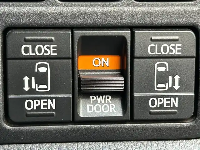 トヨタ ヴォクシー ZS 熊本県 2017(平29)年 6.3万km イナズマスパーキングブラックガラスフレーク 社外SDナビ（CN-R500WD)/AM/FM/CD/DVD/BT/SD/ipod/フリップダウンモニター（ALPINE)/バックカメラ/フルセグTV/ETC/ABS/横滑り防止装置/トヨタセーフティセンス/レーンディパーチャーアラート/プリクラッシュセーフティ/オートハイビーム/先行車発進お知らせ機能/両側パワースライドドア/布シート/2，3列目皮調シートカバー/3列シート/フルエアロ（モデリスタ）/LEDヘッドライト/オートライト/フォグランプ/プッシュスタート/スマートキー/純正革巻きステアリング/ステアリングスイッチ/電動格納ミラー/ウィンカーミラー