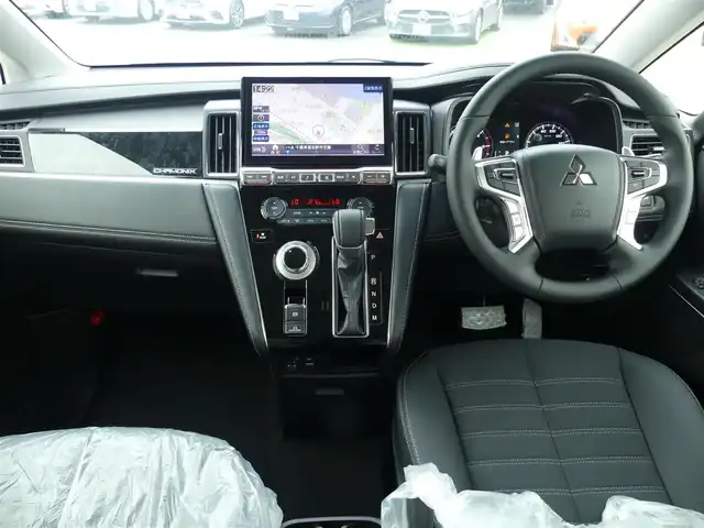 三菱 デリカＤ：５ シャモニー 千葉県 2025(令7)年 0.1万km未満 白Ⅱ CHAMONIX (7人)　4WD　e-Assist/オリジナルナビ取付パッケージ＋リアモニター取付パッケージ(25/300)　ステップレス　（7人）D:5専用11型ナビゲーション(322/300)/e-Assist/・衝突被害軽減ブレーキシステム（FCM）/・車線逸脱警報システム（LDW）/・レーダークルーズコントロールシステム（ACC）/・誤発進抑制機能（前進＆後退時）（UMS）/・オートマチックハイビーム[AHB]/両側パワースライドドア/エレクトリックテールゲート/純正メモリーナビ/地デジTV/【DVD/CD再生機能　Bluetooth接続】/マルチアラウンドモニター/運転席パワーシート/前席シートヒーター/ステアリングヒーター/ステアリングスイッチ/革巻きステアリング/パドルシフト/純正18インチアルミホイル/サイド/カーテンエアバッグ/キーレスオペレーションシステム