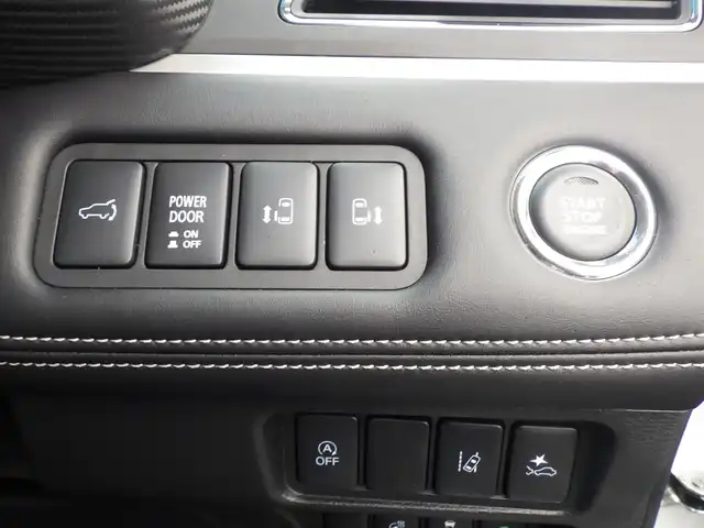 三菱 デリカＤ：５ シャモニー 千葉県 2025(令7)年 0.1万km未満 白Ⅱ CHAMONIX (7人)　4WD　e-Assist/オリジナルナビ取付パッケージ＋リアモニター取付パッケージ(25/300)　ステップレス　（7人）D:5専用11型ナビゲーション(322/300)/e-Assist/・衝突被害軽減ブレーキシステム（FCM）/・車線逸脱警報システム（LDW）/・レーダークルーズコントロールシステム（ACC）/・誤発進抑制機能（前進＆後退時）（UMS）/・オートマチックハイビーム[AHB]/両側パワースライドドア/エレクトリックテールゲート/純正メモリーナビ/地デジTV/【DVD/CD再生機能　Bluetooth接続】/マルチアラウンドモニター/運転席パワーシート/前席シートヒーター/ステアリングヒーター/ステアリングスイッチ/革巻きステアリング/パドルシフト/純正18インチアルミホイル/サイド/カーテンエアバッグ/キーレスオペレーションシステム