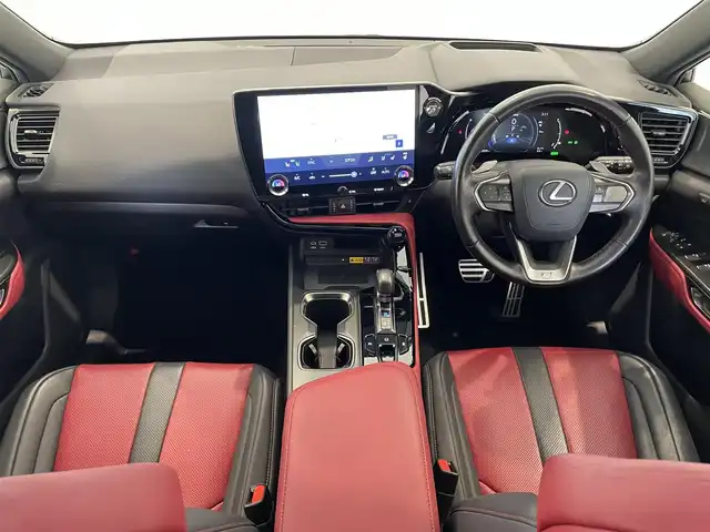 レクサス ＮＸ 350h Fスポーツ 熊本県 2022(令4)年 2.3万km ホワイトノーヴァガラスフレーク ・ワンオーナー/・スマートキー/・プッシュスタート/・パノラマサンルーフ/・プリクラッシュセーフティ/・レーンデパーチャーアラート/・クリアランスソナー/・パーキングブレーキサポート/・ブラインドスポットモニター/・安心降車アシスト/・リアクロストラフィックアラート/・プロアクティブドライビングアシスト/・ロードサインアシスト/・クルーズコントロール(追従式)/・赤/黒革シート/・前席パワーシート/・前席シートヒーター ＆エアシート /・ハンドルヒーター /・純正メモリナビ/　【Bluetooth・USB】/・フルセグTV/・バックカメラ＆左サイドカメラ/・ETC2.0/・ワイヤレス充電/・ヘッドアップディスプレイ/・LEDヘッドランプ/・LEDフォグランプ/・純正マット/・保証書/取説