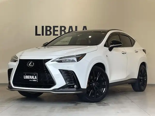 レクサス ＮＸ 350h Fスポーツ 熊本県 2022(令4)年 2.3万km ホワイトノーヴァガラスフレーク ・ワンオーナー/・スマートキー/・プッシュスタート/・パノラマサンルーフ/・プリクラッシュセーフティ/・レーンデパーチャーアラート/・クリアランスソナー/・パーキングブレーキサポート/・ブラインドスポットモニター/・安心降車アシスト/・リアクロストラフィックアラート/・プロアクティブドライビングアシスト/・ロードサインアシスト/・クルーズコントロール(追従式)/・赤/黒革シート/・前席パワーシート/・前席シートヒーター ＆エアシート /・ハンドルヒーター /・純正メモリナビ/　【Bluetooth・USB】/・フルセグTV/・バックカメラ＆左サイドカメラ/・ETC2.0/・ワイヤレス充電/・ヘッドアップディスプレイ/・LEDヘッドランプ/・LEDフォグランプ/・純正マット/・保証書/取説