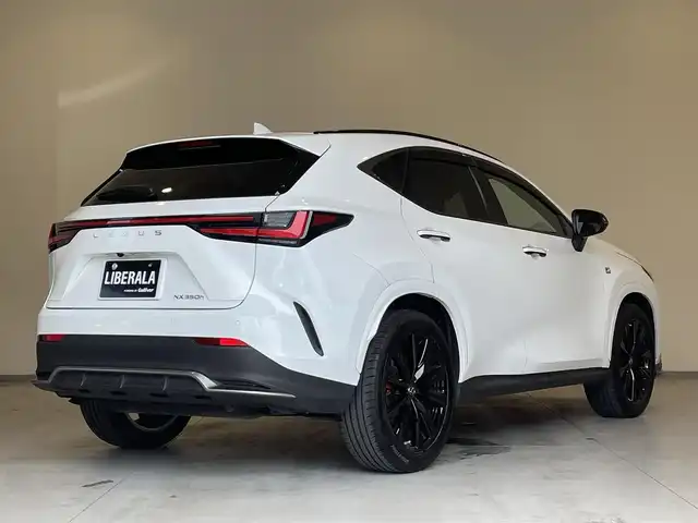 レクサス ＮＸ 350h Fスポーツ 熊本県 2022(令4)年 2.3万km ホワイトノーヴァガラスフレーク ・ワンオーナー/・スマートキー/・プッシュスタート/・パノラマサンルーフ/・プリクラッシュセーフティ/・レーンデパーチャーアラート/・クリアランスソナー/・パーキングブレーキサポート/・ブラインドスポットモニター/・安心降車アシスト/・リアクロストラフィックアラート/・プロアクティブドライビングアシスト/・ロードサインアシスト/・クルーズコントロール(追従式)/・赤/黒革シート/・前席パワーシート/・前席シートヒーター ＆エアシート /・ハンドルヒーター /・純正メモリナビ/　【Bluetooth・USB】/・フルセグTV/・バックカメラ＆左サイドカメラ/・ETC2.0/・ワイヤレス充電/・ヘッドアップディスプレイ/・LEDヘッドランプ/・LEDフォグランプ/・純正マット/・保証書/取説