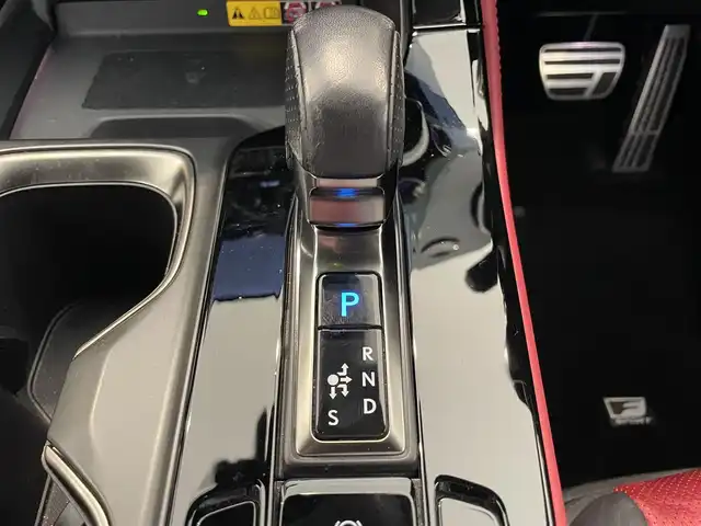 レクサス ＮＸ 350h Fスポーツ 熊本県 2022(令4)年 2.3万km ホワイトノーヴァガラスフレーク ・ワンオーナー/・スマートキー/・プッシュスタート/・パノラマサンルーフ/・プリクラッシュセーフティ/・レーンデパーチャーアラート/・クリアランスソナー/・パーキングブレーキサポート/・ブラインドスポットモニター/・安心降車アシスト/・リアクロストラフィックアラート/・プロアクティブドライビングアシスト/・ロードサインアシスト/・クルーズコントロール(追従式)/・赤/黒革シート/・前席パワーシート/・前席シートヒーター ＆エアシート /・ハンドルヒーター /・純正メモリナビ/　【Bluetooth・USB】/・フルセグTV/・バックカメラ＆左サイドカメラ/・ETC2.0/・ワイヤレス充電/・ヘッドアップディスプレイ/・LEDヘッドランプ/・LEDフォグランプ/・純正マット/・保証書/取説