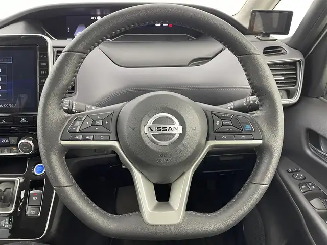 日産 セレナ e－パワー ハイウェイスター V 大阪府 2022(令4)年 4.9万km ブリリアントホワイトパール 純正SDナビ/(フルセグTV/Bluetooth/CD/DVD/USB)/アラウンドビューカメラ/バック・サイド・フロントカメラ/両側パワースライドドア/プロパイロット/レーダークルーズコントロール/ステアリングリモコン/ステアリングヒーター/シートヒーター/スマートキー/スペアキー/前後コーナーセンサー/オートライト/LEDヘッドライト