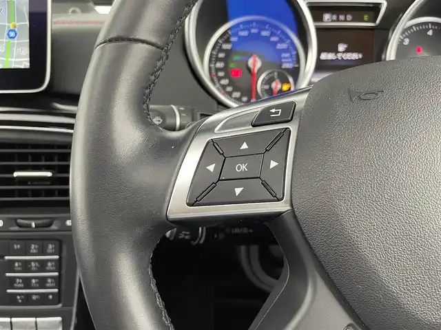メルセデス・ベンツ ゲレンデヴァーゲン Ｇ３５０ｄ デジーノ マヌファクトゥーアED 大分県 2017(平29)年 3.5万km オブシディアンブラック 200台限定車“designo manufaktur Edition/・ブラックペイント19インチAMG 5スポークアルミホイール/・ブラックアクセント（フロントグリル、ステンレス製スペアタイヤカバー、ドアミラーカバー、サイドストリップ）/・スライディングルーフ/・マルチコントロールシートバック（前席）/・レッドステッチ入designoレザーブラック内装/・designoフロアマット/ harman/kardon ロジック７サラウンドサウンドシステム/4WD/純正ナビ/（CD/DVD/AM/FM/Bluetooth）/バックカメラ/サイドビューカメラ/黒本革シート/前席シートベンチレーション/全後席シートヒーター/前席パワーシート（ポジションメモリー付き）/電動チルトテレスコピックステアリング/前方ドライブレコーダー/ETC/ASSURAレーダー探知機/（AR41GA)/保証書・取扱説明書/スペアキー