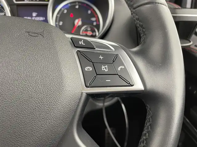 メルセデス・ベンツ ゲレンデヴァーゲン Ｇ３５０ｄ デジーノ マヌファクトゥーアED 大分県 2017(平29)年 3.5万km オブシディアンブラック 200台限定車“designo manufaktur Edition/・ブラックペイント19インチAMG 5スポークアルミホイール/・ブラックアクセント（フロントグリル、ステンレス製スペアタイヤカバー、ドアミラーカバー、サイドストリップ）/・スライディングルーフ/・マルチコントロールシートバック（前席）/・レッドステッチ入designoレザーブラック内装/・designoフロアマット/ harman/kardon ロジック７サラウンドサウンドシステム/4WD/純正ナビ/（CD/DVD/AM/FM/Bluetooth）/バックカメラ/サイドビューカメラ/黒本革シート/前席シートベンチレーション/全後席シートヒーター/前席パワーシート（ポジションメモリー付き）/電動チルトテレスコピックステアリング/前方ドライブレコーダー/ETC/ASSURAレーダー探知機/（AR41GA)/保証書・取扱説明書/スペアキー