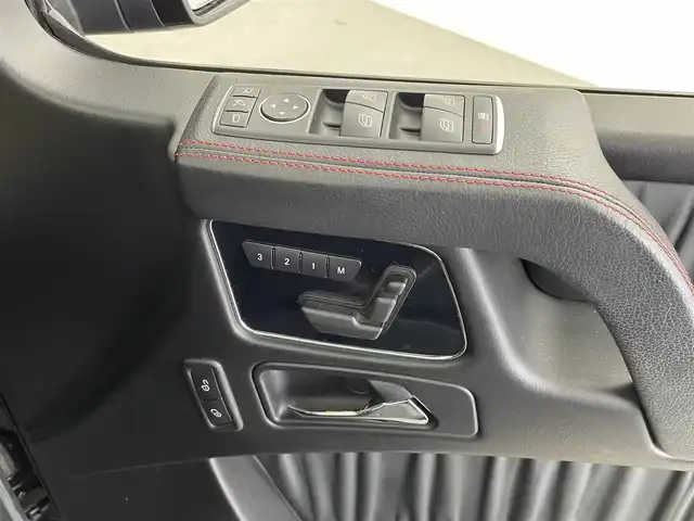 メルセデス・ベンツ ゲレンデヴァーゲン Ｇ３５０ｄ デジーノ マヌファクトゥーアED 大分県 2017(平29)年 3.5万km オブシディアンブラック 200台限定車“designo manufaktur Edition/・ブラックペイント19インチAMG 5スポークアルミホイール/・ブラックアクセント（フロントグリル、ステンレス製スペアタイヤカバー、ドアミラーカバー、サイドストリップ）/・スライディングルーフ/・マルチコントロールシートバック（前席）/・レッドステッチ入designoレザーブラック内装/・designoフロアマット/ harman/kardon ロジック７サラウンドサウンドシステム/4WD/純正ナビ/（CD/DVD/AM/FM/Bluetooth）/バックカメラ/サイドビューカメラ/黒本革シート/前席シートベンチレーション/全後席シートヒーター/前席パワーシート（ポジションメモリー付き）/電動チルトテレスコピックステアリング/前方ドライブレコーダー/ETC/ASSURAレーダー探知機/（AR41GA)/保証書・取扱説明書/スペアキー