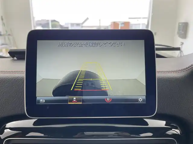 メルセデス・ベンツ ゲレンデヴァーゲン Ｇ３５０ｄ デジーノ マヌファクトゥーアED 大分県 2017(平29)年 3.5万km オブシディアンブラック 200台限定車“designo manufaktur Edition/・ブラックペイント19インチAMG 5スポークアルミホイール/・ブラックアクセント（フロントグリル、ステンレス製スペアタイヤカバー、ドアミラーカバー、サイドストリップ）/・スライディングルーフ/・マルチコントロールシートバック（前席）/・レッドステッチ入designoレザーブラック内装/・designoフロアマット/ harman/kardon ロジック７サラウンドサウンドシステム/4WD/純正ナビ/（CD/DVD/AM/FM/Bluetooth）/バックカメラ/サイドビューカメラ/黒本革シート/前席シートベンチレーション/全後席シートヒーター/前席パワーシート（ポジションメモリー付き）/電動チルトテレスコピックステアリング/前方ドライブレコーダー/ETC/ASSURAレーダー探知機/（AR41GA)/保証書・取扱説明書/スペアキー