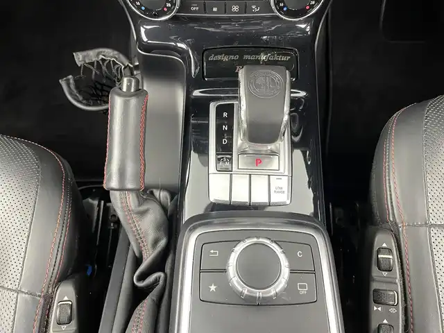 メルセデス・ベンツ ゲレンデヴァーゲン Ｇ３５０ｄ デジーノ マヌファクトゥーアED 大分県 2017(平29)年 3.5万km オブシディアンブラック 200台限定車“designo manufaktur Edition/・ブラックペイント19インチAMG 5スポークアルミホイール/・ブラックアクセント（フロントグリル、ステンレス製スペアタイヤカバー、ドアミラーカバー、サイドストリップ）/・スライディングルーフ/・マルチコントロールシートバック（前席）/・レッドステッチ入designoレザーブラック内装/・designoフロアマット/ harman/kardon ロジック７サラウンドサウンドシステム/4WD/純正ナビ/（CD/DVD/AM/FM/Bluetooth）/バックカメラ/サイドビューカメラ/黒本革シート/前席シートベンチレーション/全後席シートヒーター/前席パワーシート（ポジションメモリー付き）/電動チルトテレスコピックステアリング/前方ドライブレコーダー/ETC/ASSURAレーダー探知機/（AR41GA)/保証書・取扱説明書/スペアキー