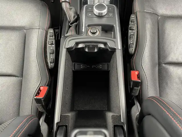 メルセデス・ベンツ ゲレンデヴァーゲン Ｇ３５０ｄ デジーノ マヌファクトゥーアED 大分県 2017(平29)年 3.5万km オブシディアンブラック 200台限定車“designo manufaktur Edition/・ブラックペイント19インチAMG 5スポークアルミホイール/・ブラックアクセント（フロントグリル、ステンレス製スペアタイヤカバー、ドアミラーカバー、サイドストリップ）/・スライディングルーフ/・マルチコントロールシートバック（前席）/・レッドステッチ入designoレザーブラック内装/・designoフロアマット/ harman/kardon ロジック７サラウンドサウンドシステム/4WD/純正ナビ/（CD/DVD/AM/FM/Bluetooth）/バックカメラ/サイドビューカメラ/黒本革シート/前席シートベンチレーション/全後席シートヒーター/前席パワーシート（ポジションメモリー付き）/電動チルトテレスコピックステアリング/前方ドライブレコーダー/ETC/ASSURAレーダー探知機/（AR41GA)/保証書・取扱説明書/スペアキー