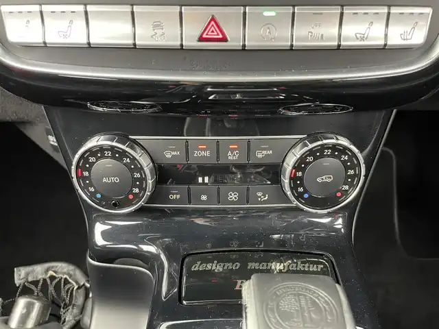 メルセデス・ベンツ ゲレンデヴァーゲン Ｇ３５０ｄ デジーノ マヌファクトゥーアED 大分県 2017(平29)年 3.5万km オブシディアンブラック 200台限定車“designo manufaktur Edition/・ブラックペイント19インチAMG 5スポークアルミホイール/・ブラックアクセント（フロントグリル、ステンレス製スペアタイヤカバー、ドアミラーカバー、サイドストリップ）/・スライディングルーフ/・マルチコントロールシートバック（前席）/・レッドステッチ入designoレザーブラック内装/・designoフロアマット/ harman/kardon ロジック７サラウンドサウンドシステム/4WD/純正ナビ/（CD/DVD/AM/FM/Bluetooth）/バックカメラ/サイドビューカメラ/黒本革シート/前席シートベンチレーション/全後席シートヒーター/前席パワーシート（ポジションメモリー付き）/電動チルトテレスコピックステアリング/前方ドライブレコーダー/ETC/ASSURAレーダー探知機/（AR41GA)/保証書・取扱説明書/スペアキー