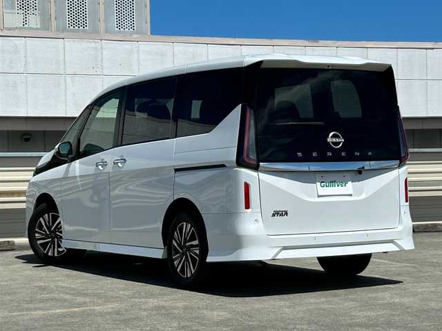 日産 セレナ ハイウェイスター V 静岡県 2023(令5)年 3万km プリズムホワイト エマージェンシーブレーキ/プロパイロット/ケンウッドナビ/ＤＶＤ再生/ＢＴオーディオ/ワンセグＴＶ/バックカメラ/ＥＴＣ２．０/ＢＳＷ/両側電動スライドドア/ＬＥＤヘッドランプ/フォグライト/純正１６ＡＷ