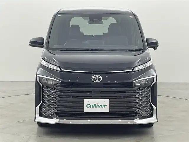 トヨタ ヴォクシー S－Z 福岡県 2023(令5)年 2万km グリッターブラックガラスフレーク ワンオーナー　/純正ディスプレイオーディオナビ　/バックカメラ　/ビルトインＥＴＣ２．０　/レーダークルーズコントロール　/コーナーセンサー　/衝突軽減軽減ブレーキ　/レーンキープ　/アクセル踏み間違い防止　/ハーフレザーシート　/両側電動スライドドア　/シートヒーター　/３眼ＬＥＤヘッドライト