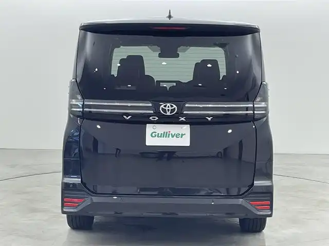 トヨタ ヴォクシー S－Z 福岡県 2023(令5)年 2万km グリッターブラックガラスフレーク ワンオーナー　/純正ディスプレイオーディオナビ　/バックカメラ　/ビルトインＥＴＣ２．０　/レーダークルーズコントロール　/コーナーセンサー　/衝突軽減軽減ブレーキ　/レーンキープ　/アクセル踏み間違い防止　/ハーフレザーシート　/両側電動スライドドア　/シートヒーター　/３眼ＬＥＤヘッドライト