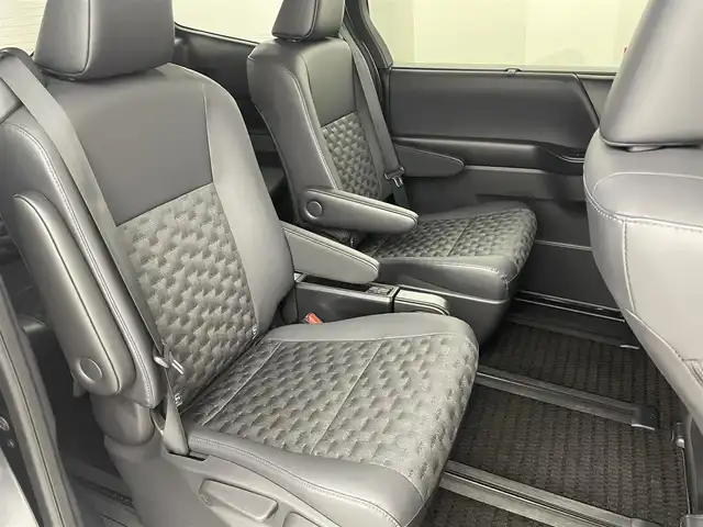 トヨタ ヴォクシー S－Z 福岡県 2023(令5)年 2万km グリッターブラックガラスフレーク ワンオーナー　/純正ディスプレイオーディオナビ　/バックカメラ　/ビルトインＥＴＣ２．０　/レーダークルーズコントロール　/コーナーセンサー　/衝突軽減軽減ブレーキ　/レーンキープ　/アクセル踏み間違い防止　/ハーフレザーシート　/両側電動スライドドア　/シートヒーター　/３眼ＬＥＤヘッドライト