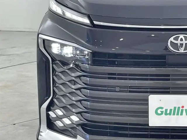 トヨタ ヴォクシー S－Z 福岡県 2023(令5)年 2万km グリッターブラックガラスフレーク ワンオーナー　/純正ディスプレイオーディオナビ　/バックカメラ　/ビルトインＥＴＣ２．０　/レーダークルーズコントロール　/コーナーセンサー　/衝突軽減軽減ブレーキ　/レーンキープ　/アクセル踏み間違い防止　/ハーフレザーシート　/両側電動スライドドア　/シートヒーター　/３眼ＬＥＤヘッドライト