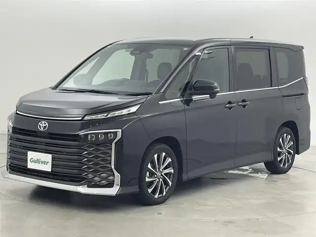 トヨタ ヴォクシー S－Z 福岡県 2023(令5)年 2万km グリッターブラックガラスフレーク ワンオーナー　/純正ディスプレイオーディオナビ　/バックカメラ　/ビルトインＥＴＣ２．０　/レーダークルーズコントロール　/コーナーセンサー　/衝突軽減軽減ブレーキ　/レーンキープ　/アクセル踏み間違い防止　/ハーフレザーシート　/両側電動スライドドア　/シートヒーター　/３眼ＬＥＤヘッドライト
