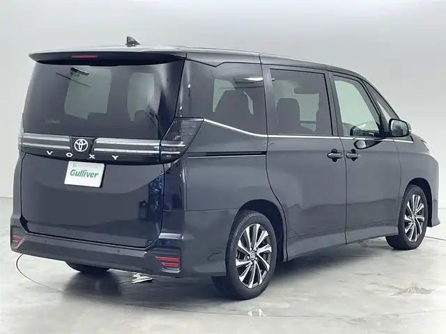 トヨタ ヴォクシー S－Z 福岡県 2023(令5)年 2万km グリッターブラックガラスフレーク ワンオーナー　/純正ディスプレイオーディオナビ　/バックカメラ　/ビルトインＥＴＣ２．０　/レーダークルーズコントロール　/コーナーセンサー　/衝突軽減軽減ブレーキ　/レーンキープ　/アクセル踏み間違い防止　/ハーフレザーシート　/両側電動スライドドア　/シートヒーター　/３眼ＬＥＤヘッドライト