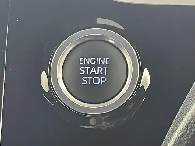 トヨタ ヴォクシー S－Z 福岡県 2023(令5)年 2万km グリッターブラックガラスフレーク ワンオーナー　/純正ディスプレイオーディオナビ　/バックカメラ　/ビルトインＥＴＣ２．０　/レーダークルーズコントロール　/コーナーセンサー　/衝突軽減軽減ブレーキ　/レーンキープ　/アクセル踏み間違い防止　/ハーフレザーシート　/両側電動スライドドア　/シートヒーター　/３眼ＬＥＤヘッドライト