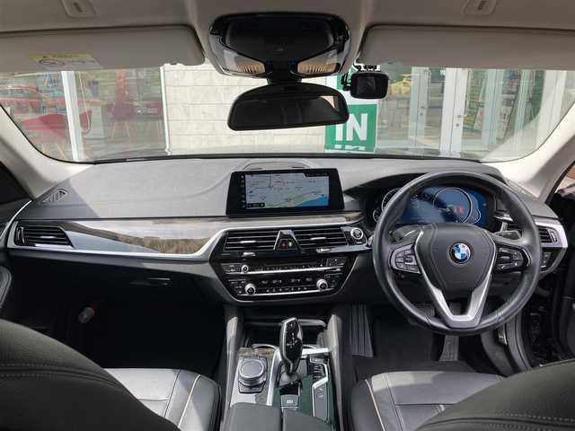 ＢＭＷ ５２３ｄ ラグジュアリー 鳥取県 2017(平29)年 4.7万km 黒 登録時走行距離：47027km/メーカー純正ナビ/　CD DVD フルセグTV/全方位カメラ/衝突被害軽減装置/レーンキープアシスト/レーダークルーズコントロール/クリアランスソナー/LEDヘッドライト/オートライト/フォグランプ/リアフォグ/ブラックレザーシート/シートヒーター/パワーシート/ETC/前後ドライブレコーダー/プッシュスタート/スマートキー/スペアキー