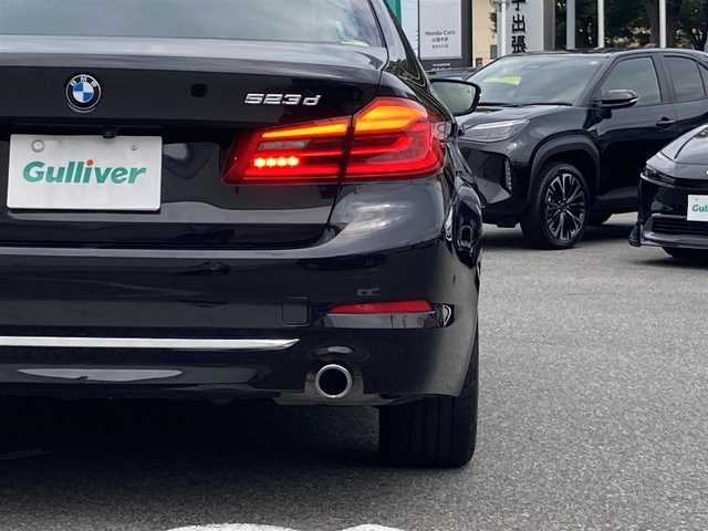 ＢＭＷ ５２３ｄ ラグジュアリー 鳥取県 2017(平29)年 4.7万km 黒 登録時走行距離：47027km/メーカー純正ナビ/　CD DVD フルセグTV/全方位カメラ/衝突被害軽減装置/レーンキープアシスト/レーダークルーズコントロール/クリアランスソナー/LEDヘッドライト/オートライト/フォグランプ/リアフォグ/ブラックレザーシート/シートヒーター/パワーシート/ETC/前後ドライブレコーダー/プッシュスタート/スマートキー/スペアキー