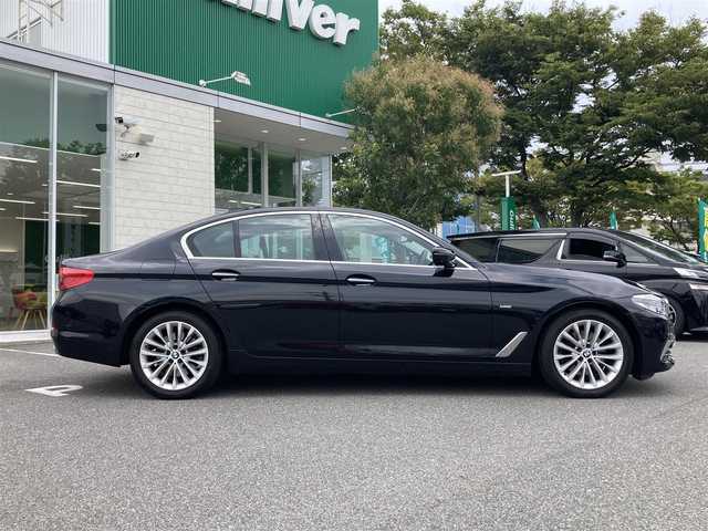 ＢＭＷ ５２３ｄ ラグジュアリー 鳥取県 2017(平29)年 4.7万km 黒 登録時走行距離：47027km/メーカー純正ナビ/　CD DVD フルセグTV/全方位カメラ/衝突被害軽減装置/レーンキープアシスト/レーダークルーズコントロール/クリアランスソナー/LEDヘッドライト/オートライト/フォグランプ/リアフォグ/ブラックレザーシート/シートヒーター/パワーシート/ETC/前後ドライブレコーダー/プッシュスタート/スマートキー/スペアキー