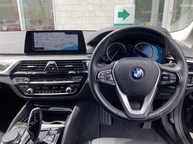 ＢＭＷ ５２３ｄ ラグジュアリー 鳥取県 2017(平29)年 4.7万km 黒 登録時走行距離：47027km/メーカー純正ナビ/　CD DVD フルセグTV/全方位カメラ/衝突被害軽減装置/レーンキープアシスト/レーダークルーズコントロール/クリアランスソナー/LEDヘッドライト/オートライト/フォグランプ/リアフォグ/ブラックレザーシート/シートヒーター/パワーシート/ETC/前後ドライブレコーダー/プッシュスタート/スマートキー/スペアキー