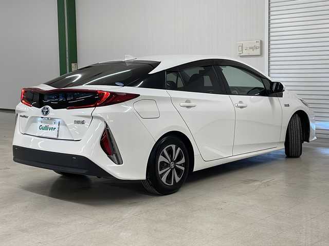 トヨタ プリウス ＰＨＶ S 熊本県 2017(平29)年 8.8万km スーパーホワイトⅡ 純正SDナビ（ラジオ、フルセグ、BT、CD、DVD、SD）/ETC/ドラレコ/バックカメラ/レーダークルコン/ステアリングリモコン/レーンキープ/横滑り防止/ハンドルヒーター/シートヒーター/オートハイビーム/オートライト/フロアマット/ドアバイザー/プッシュスタート/スマートキー
