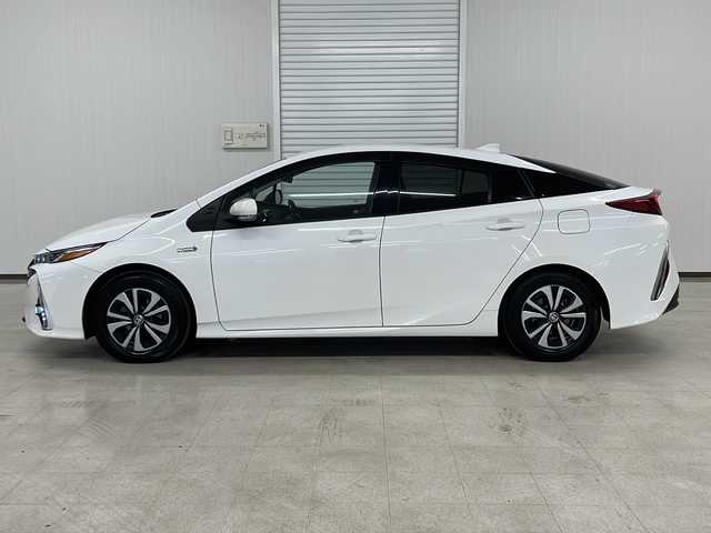 トヨタ プリウス ＰＨＶ S 熊本県 2017(平29)年 8.8万km スーパーホワイトⅡ 純正SDナビ（ラジオ、フルセグ、BT、CD、DVD、SD）/ETC/ドラレコ/バックカメラ/レーダークルコン/ステアリングリモコン/レーンキープ/横滑り防止/ハンドルヒーター/シートヒーター/オートハイビーム/オートライト/フロアマット/ドアバイザー/プッシュスタート/スマートキー