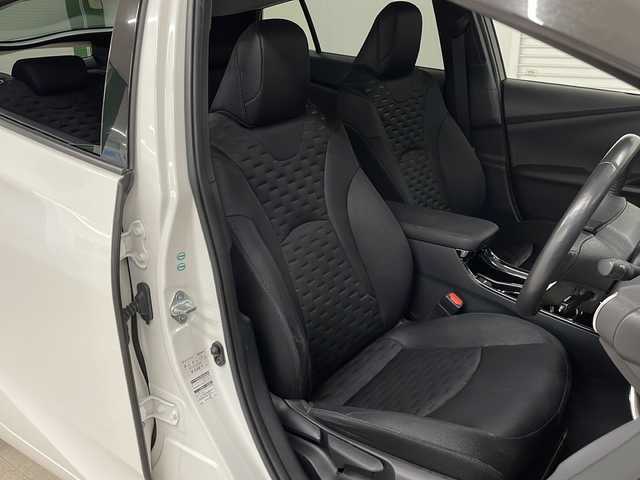 トヨタ プリウス ＰＨＶ S 熊本県 2017(平29)年 8.8万km スーパーホワイトⅡ 純正SDナビ（ラジオ、フルセグ、BT、CD、DVD、SD）/ETC/ドラレコ/バックカメラ/レーダークルコン/ステアリングリモコン/レーンキープ/横滑り防止/ハンドルヒーター/シートヒーター/オートハイビーム/オートライト/フロアマット/ドアバイザー/プッシュスタート/スマートキー
