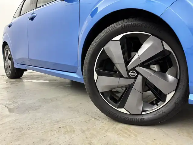 日産 オーラ G 福岡県 2024(令6)年 0.6万km ビビットブルー / スーパーブラック 2トーン ワンオーナー　/純正ナビ／フルセグTV/全方位カメラ　/ＢＯＳＥプレミアムサウンド　/ワイヤレス充電　/ビルトインＥＴＣ２．０　/デジタルインナーミラー　/前後ドライブレコーダー　/プロパイロット　/コーナーセンサー　/エマージェンシーブレーキ　/レーンキープ　/ＬＥＤヘッドライト
