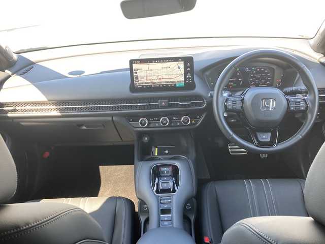 ホンダ ＺＲ－Ｖ ハイブリッド e:HEV Z ブラックスタイル 佐賀県 2024(令6)年 1.3万km プラチナホワイトパール BOSEサウンド/Hondaconnect9インチナビ/マルチビューカメラ/ホンダセンシング/・衝突被害軽減ブレーキ/・路線逸脱抑制機能/・ブラインドスポットモニター/・リアクロストラフィックアラート/・コーナーセンサー/・アダプティブクルーズコントロール/本革シート/シートヒーター（全席）/メモリパワーシート/パワーバックドア/ETC2.0/ステアリングヒーター/ステアリングリモコン/パドルシフト/電動パーキングブレーキ/オートブレーキホールド/置くだけ充電/プッシュスタート/スマートキー/LEDヘッドライト/フォグライト/純正ブラックアルミホイール